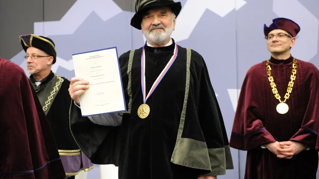 Zdeněk Svěrák s čestným doktorátem a medailí