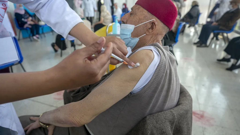 Tunisko zpřísňuje restrikce, pokračuje masové očkování proti covidu