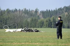 U Slavoňova na Náchodsku se zřítil vrtulník. Oba lidé na palubě zahynuli