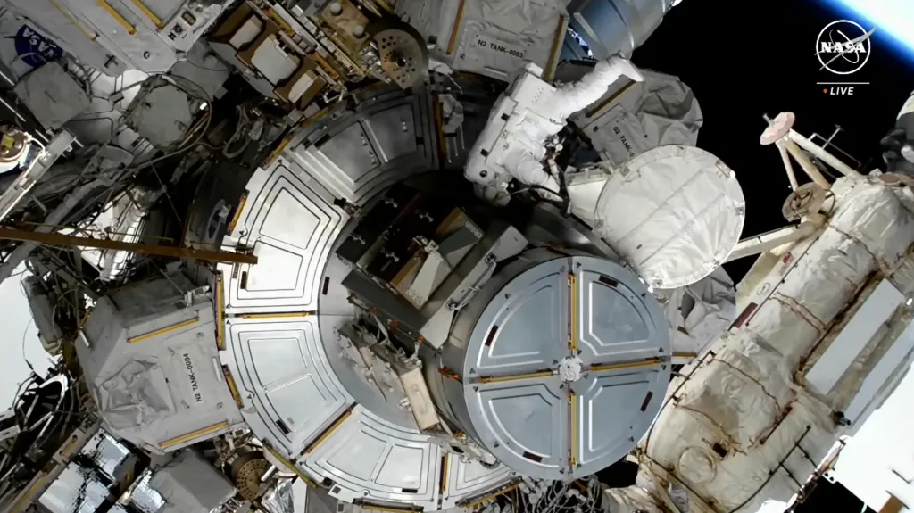 Výstup amerických astronautek na ISS
