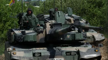 Polští vojáci jedoucí na tancích K2