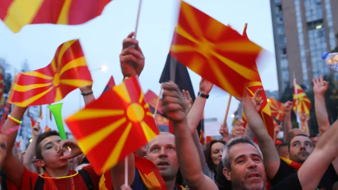 Protesty Makedonců proti kompromisnímu názvu země ze začátku června