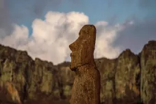 Na Velikonočním ostrově našli další sochu moai. Ukrývala se ve vulkanickém kráteru