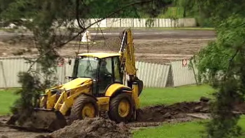 Bagr staví tunel Blanka ve Stromovce