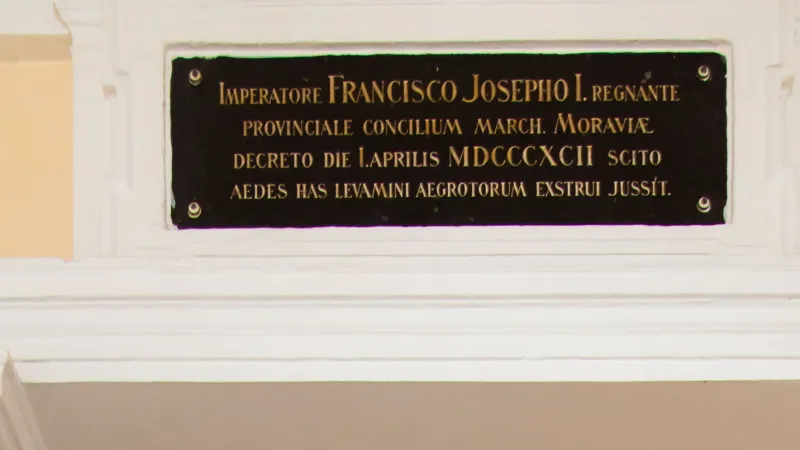 Mramorová deska, za kterou byla objevena časová schránka