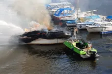 V Podolí vyprostili vrak lodi, která se v sobotu po požáru potopila