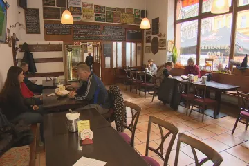 Restauracím na začátku týdne chybí hosté. Odborník radí provoz ve slabších dnech zavřít