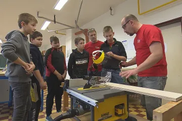 Základní školy se vracejí k dílnám, které nahrazovaly počítačovými učebnami