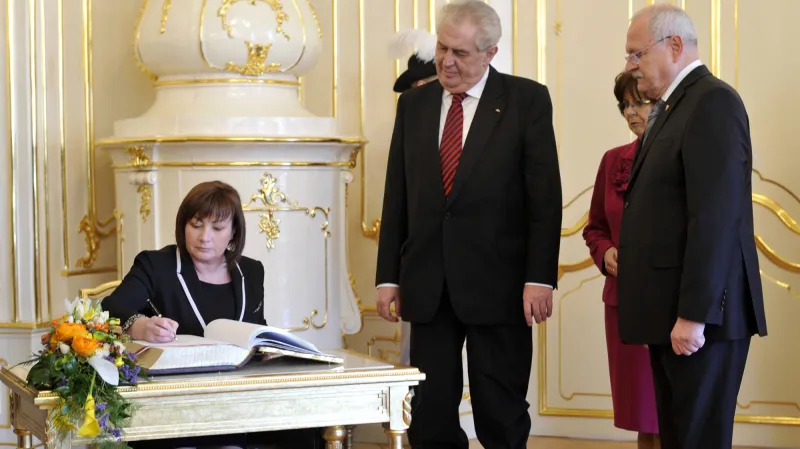 Ivana Zemanová se zapisuje do knihy hostů
