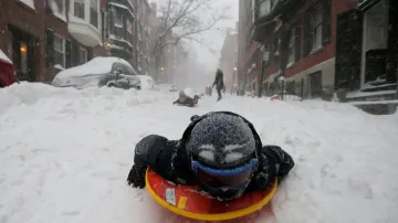 Děti v Bostonu zimní bouře využily k ježdění po ulicích