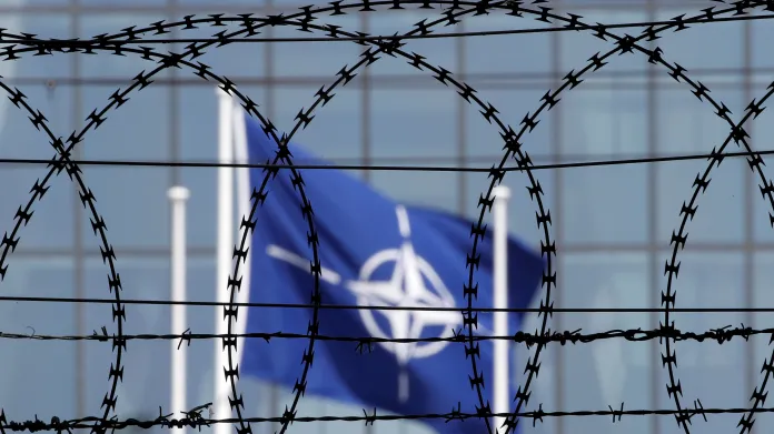 Analytik Boháček: Členové NATO musí Trumpa přesvědčit o důležitosti Aliance