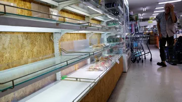 V supermarketech jsou prázdné regály s pečivem. Išigaki, 10. července 2026
