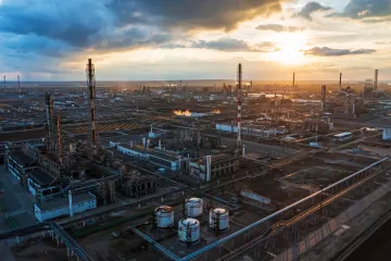 Ukrajina zasáhla další ruskou rafinerii. Hořel i podnik v Bělorusku