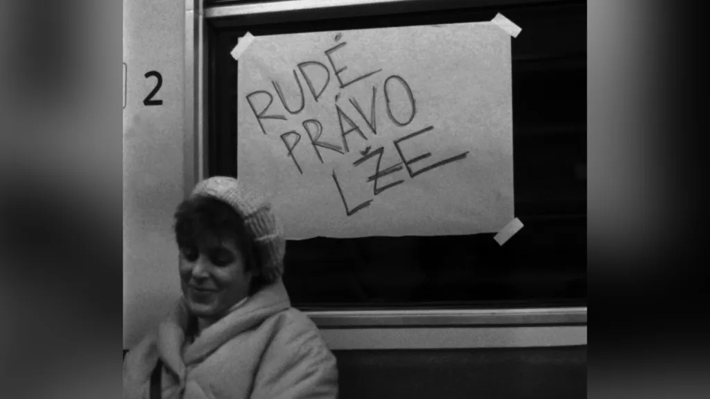 Plakát na okně pražského metra v listopadových dnech v roce 1989