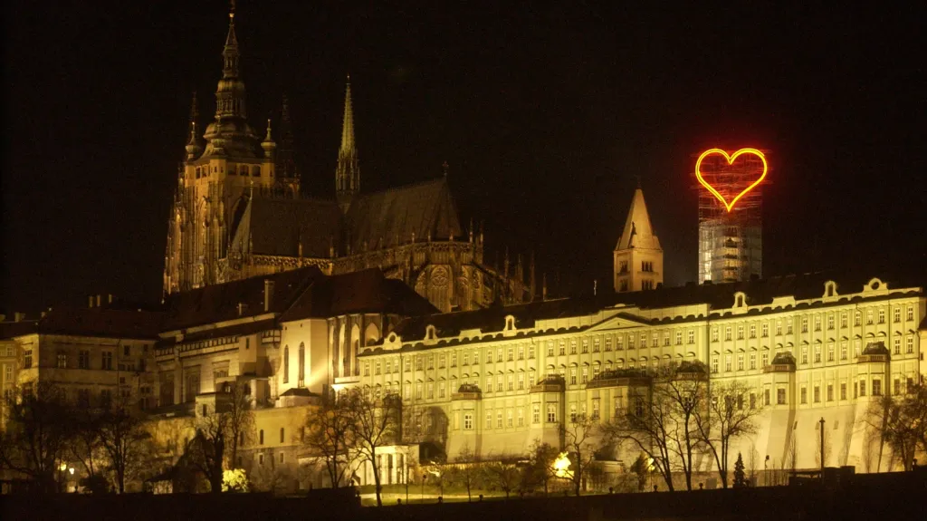Neonové srdce od Jiřího Davida nad Pražským hradem