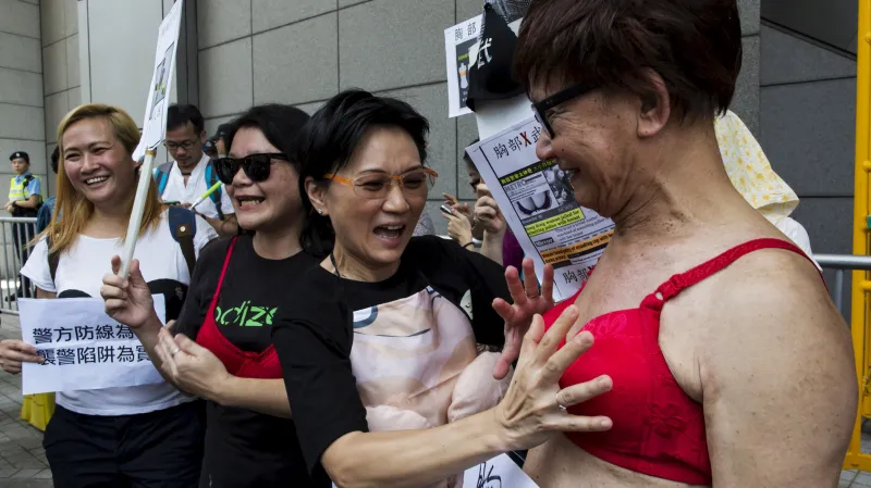 Hongkongský protest v podprsenkách