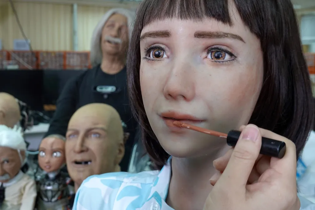Humanoidní robotka Grace, vyvinutá společností Hanson Robotics, je speciálně navržena pro zdravotní péči, k interakci a pohodlí starších a izolovaných lidí. V laboratoři společnosti v Hongkongu ji jeden z pracovníků upravuje rty