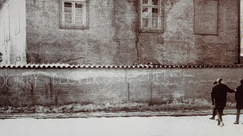 Budoucí Lennonova zeď v 60. letech 20. století. Nápisy se tu objevovaly dávno před smrtí hudebníka