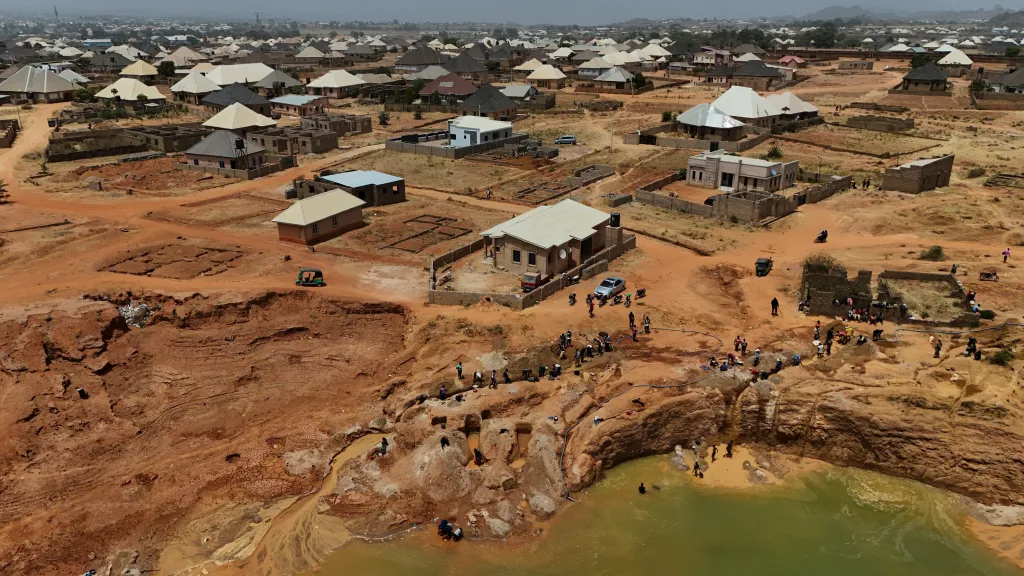 Státní zákonodárce uvedl, že těžba v obytných oblastech se v Josu zrychlila a že průzkum v roce 2025 identifikoval více než tisíc hal na zpracování cínu, které fungovaly uvnitř obytných komplexů, což vystavovalo rodiny toxickému prachu, chemickým zbytkům a riziku náhlých zhroucení