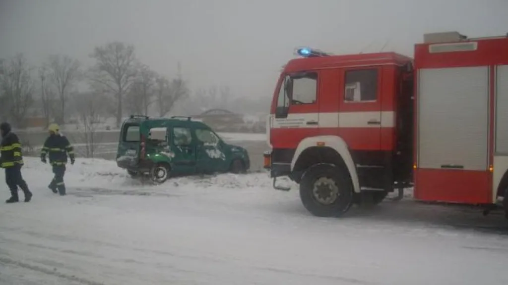 Havarované auto pomáhali z rybníka vytáhnout hasiči