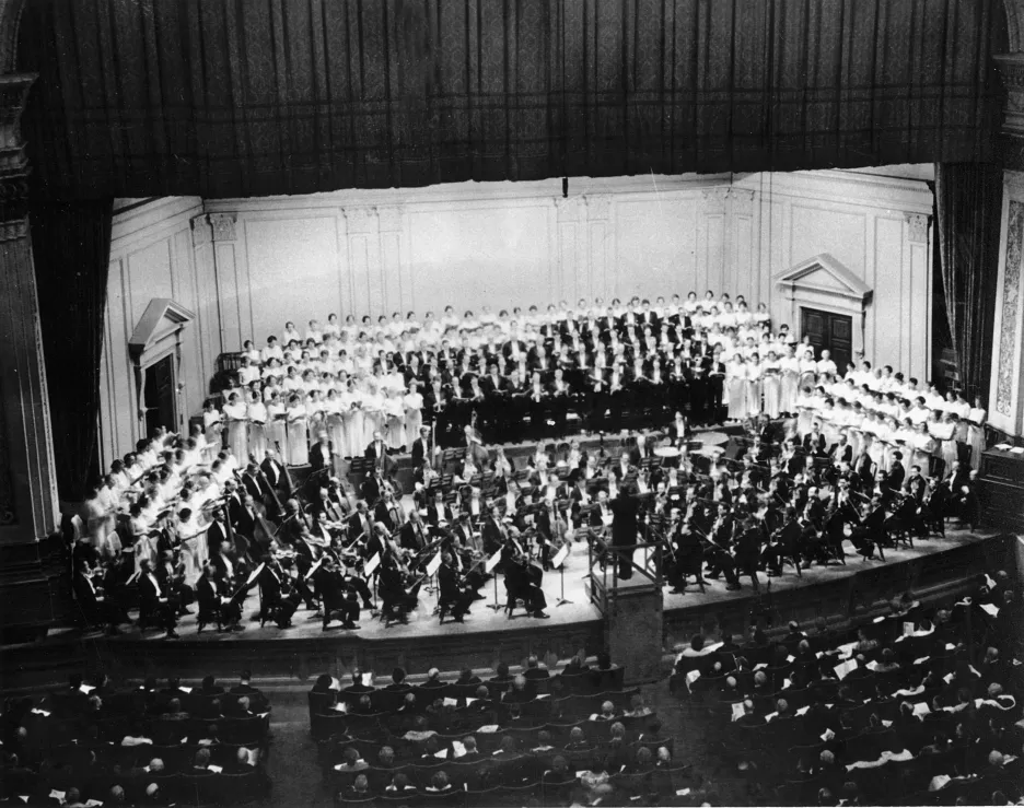 Snímek koncertu z roku 1935 pořádaného u příležitosti oslav 100. výročí narození Andrewa Carnegieho