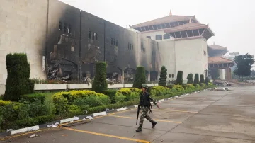 Nepálský parlament po požáru založeném protestujícími