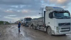 Kamiony s humanitární pomocí u hranic s Gazou