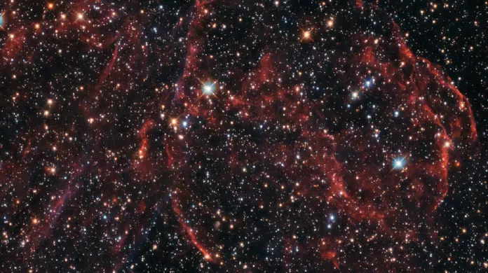 Snímek Hubbleova vesmírného dalekohledu zachytil zbytky dlouho mrtvé hvězdy. Tato oblaka ionizovaného prachu leží asi 160 000 světelných let od nás.