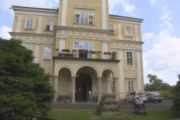 Do nového domova seniorů v Jičíně se už měli stěhovat první klienti. Dokončení se ale odkládá