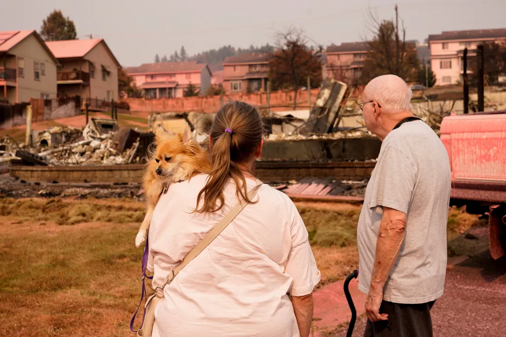 Patsy Sossamanová a Larry Sossaman spolu se svou fenou Maggie Mae navštívili svůj dům ve Spokane, který při požáru vyhořel