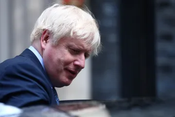 Johnson podle britského tisku utrpěl ponižující porážku, jeho brexitová strategie je v troskách