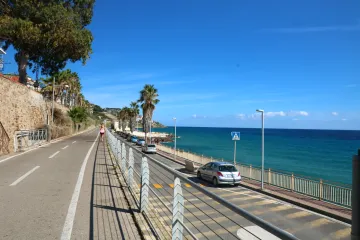 Místo vlaku funí po trase do San Rema cyklisté. Užívají si tunely i výhled na moře