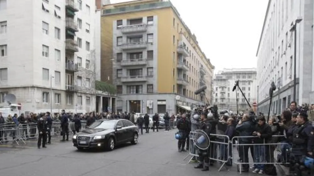 Silvio Berlusconi přijíždí k milánskému soudu