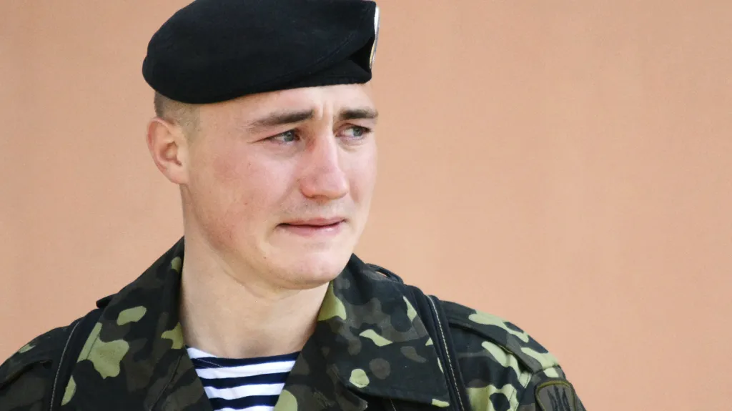 Ukrajinský voják opouští základnu ve Feodosiji