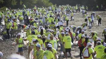 Zhruba 2000 dobrovolníků z řad poutníků sbírá odpadky v přístavu Costa del Este v Panama City