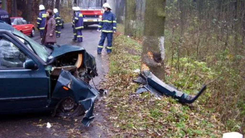 Auto po nárazu do stromu