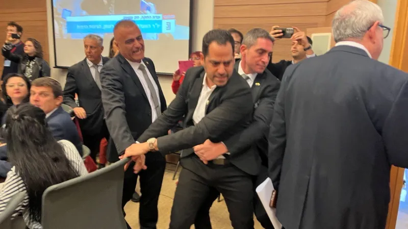 Opoziční poslanec Naor Shiri protestoval ve výboru, strhla se hádka mezi zákonodárci