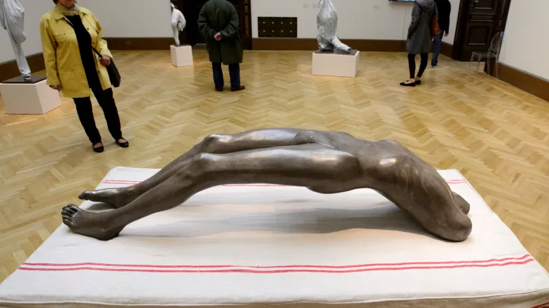 Výstava Flaesh, figura Louise Bourgeoisové