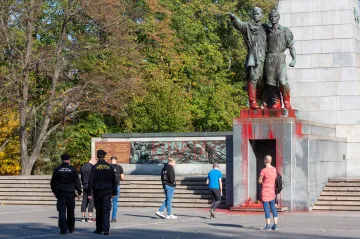 Ostravský Památník Rudé armády budou hlídat kamery. V říjnu ho někdo polil červenou barvou