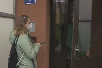 Sčítací komisaři začali roznášet papírové formuláře, dostupné jsou i na poště