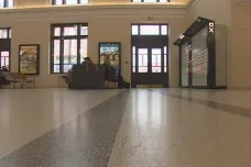 Měsíc po otevření se kvůli poničené podlaze uzavře příjezdová hala nádraží v Českých Budějovicích