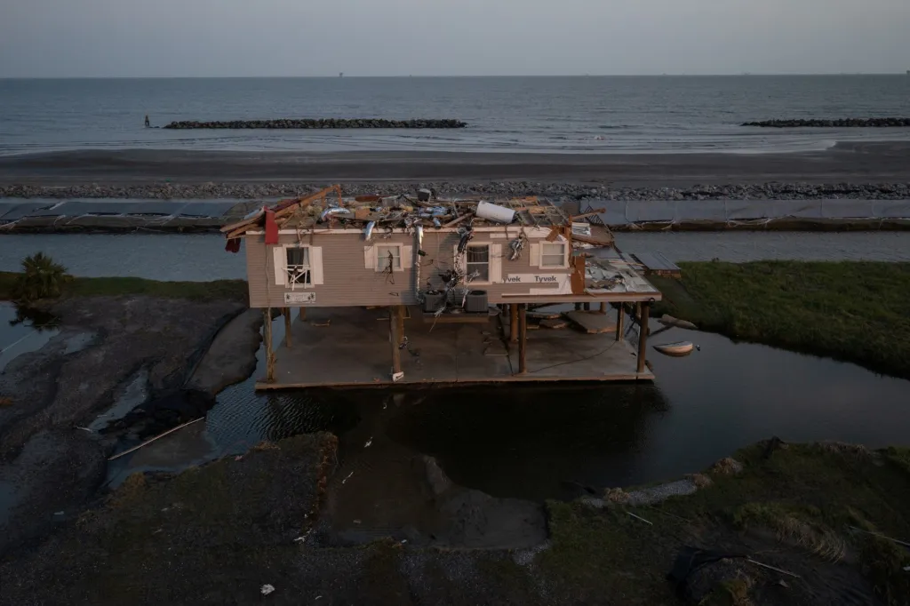 Koncem srpna zasáhla bouře Ida jako hurikán čtvrté kategorie pobřeží amerického státu Louisiana. Doprovázel ji vítr o rychlosti až 240 kilometrů za hodinu. Meteorologové uvedli, že šlo o nejsilnější hurikán, který tento stát zasáhl za více než sto let. Ida dorazila přesně šestnáct let po hurikánu Katrina, který v roce 2005 nepřežilo téměř dva tisíce lidí. V souvislosti s hurikánem zemřelo 14 lidí