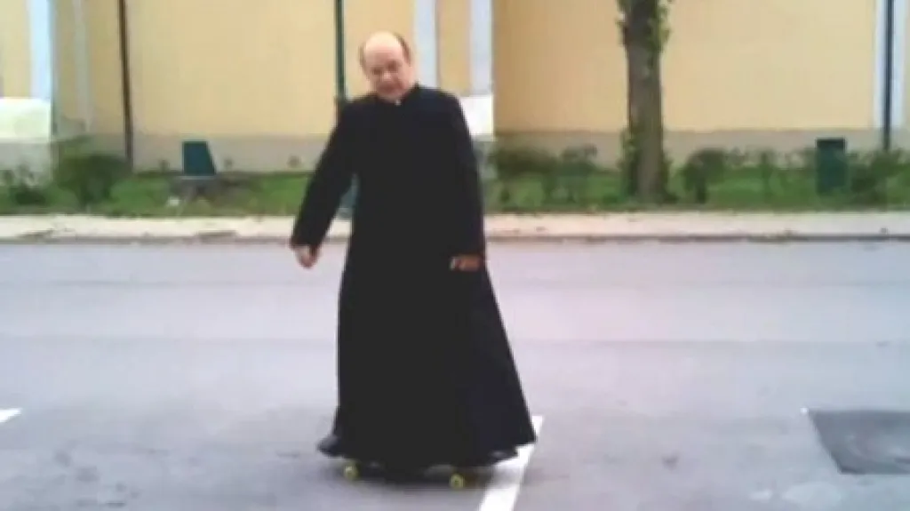 Maďarský kněz na skateboardu