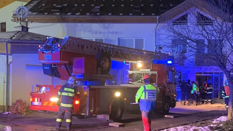 Zásah hasičů u požáru pečovatelského domu v Libštátu