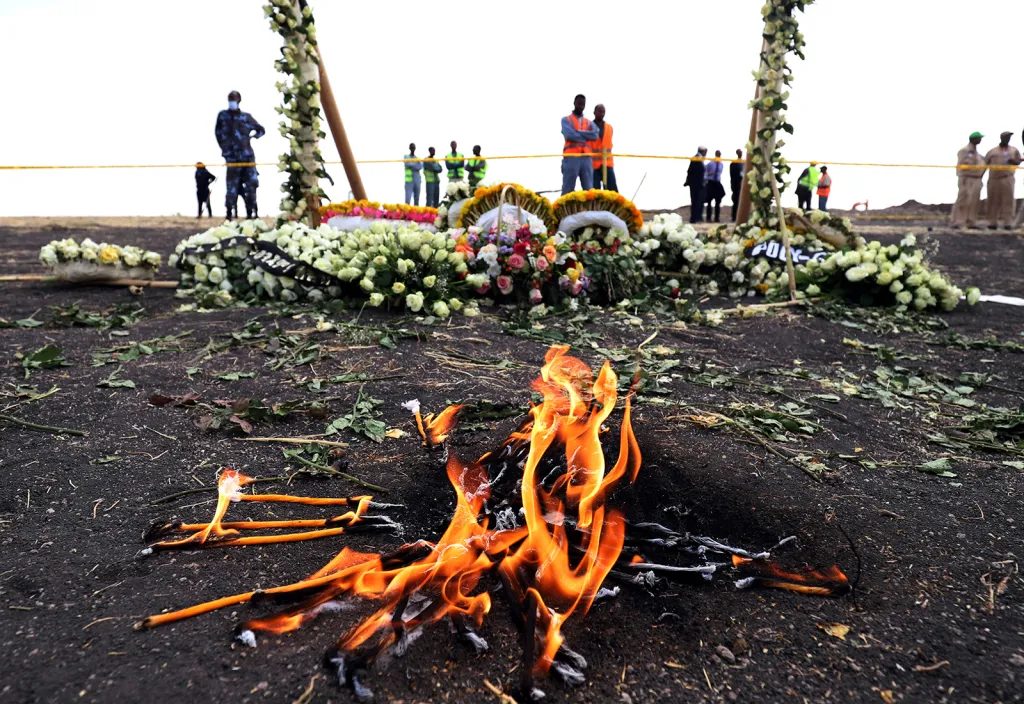 Pietní ceremoniál na místě havárie letadla Etiopian Airlines