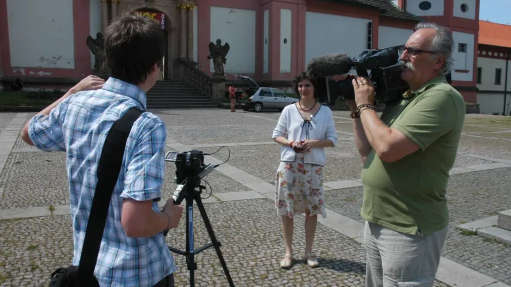 Z natáčení reportáže pro Zprávičky - studenti při práci na Svaté Hoře
