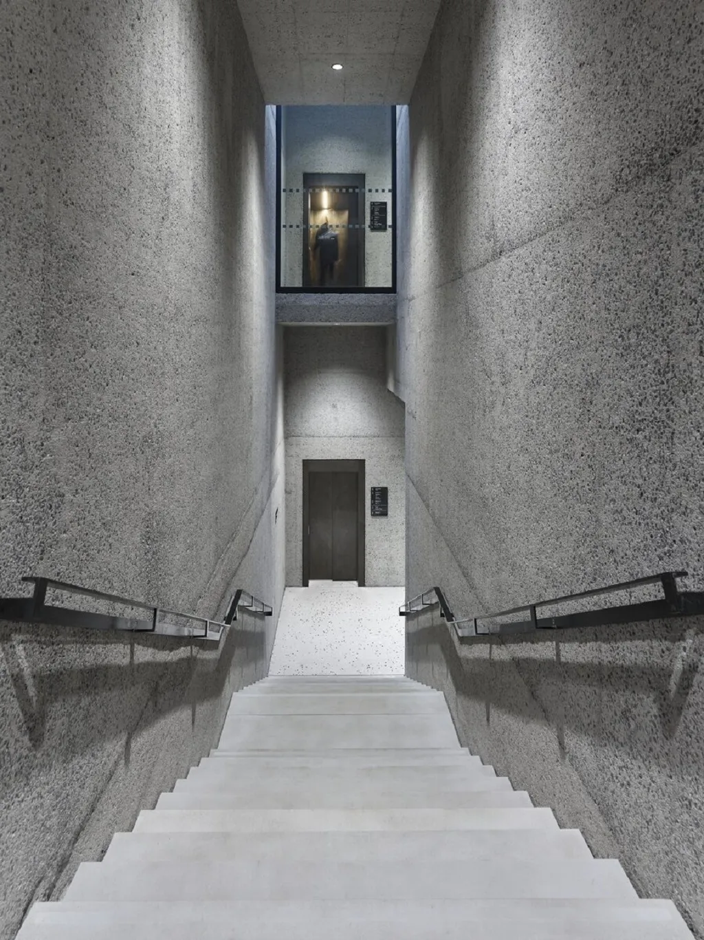 Konverze zachovává původní vnější plášť budovy. Vstup do Kunsthalle je vybudován na lávce, která vychází z chodníku a vede do zvýšené vstupní haly. Nový prostor galerie nahrazuje původní technologickou střešní terasu. Vnitřní prostorová koncepce je zcela nová. Všechny prostory kaskádovitě plynou po různých úrovních. Na původní průmyslovost objektu navazuje použití pohledového betonu