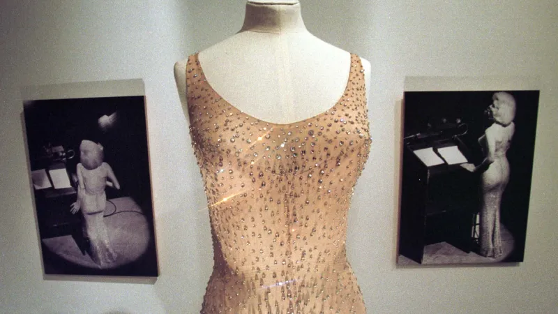 Šaty, které měla Marilyn Monroe na sobě při svém slavném vystoupení k narozeninám prezidenta Johna F. Kennedyho v roce 1962