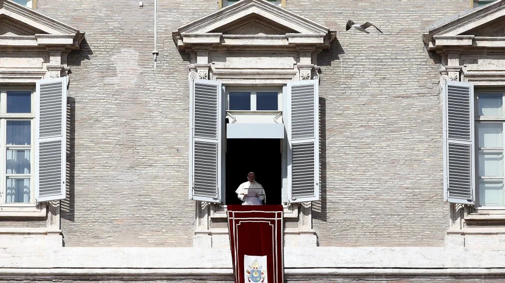 Papež František během tradiční nedělní modlitby Anděl Páně