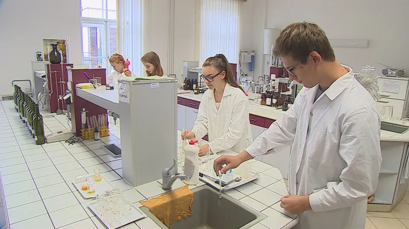 Budoucí vinaři v laboratoři